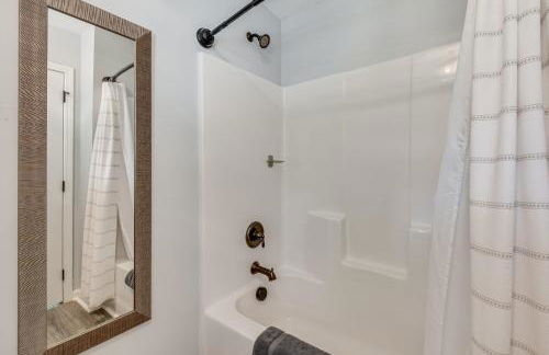 Waterfront Townville Home with Hot Tub and Dock! - Foto 20