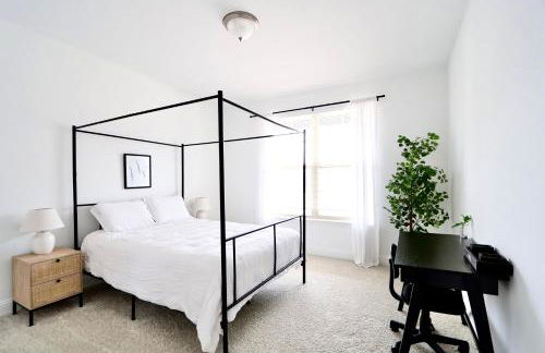 Luxe Living 4-bedroom with fireplace & game room - Photo 11