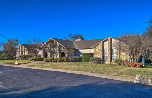 Steps to Lake! Charming Cabin Pool Access and Decks - Foto 40