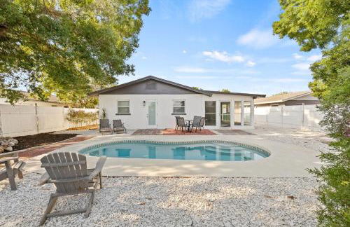 Sunny Palmetto Oasis: 4br Home With Private Pool 4 Bedroom Home by RedAwning - Photo 2