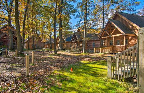Rustic Rothbury Cabin with Resort Amenity Access! - Foto 29