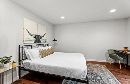 Mid-century home in Zilker with a backyard - Foto 29