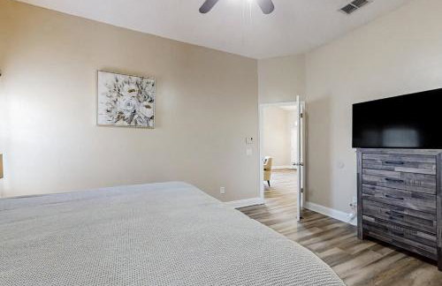 Spacious and quiet home with private patio & enclosed yard - Foto 19