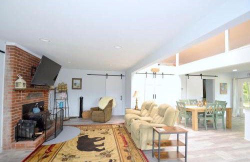 Black Bear Cabin - Fire Pit, Grill, View, Pet Friendly, Fireplace, King Bed, Wifi, Game Room - Foto 16