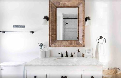 Entire Enchanting, Light-Filled 1830 Farmhouse - Foto 15