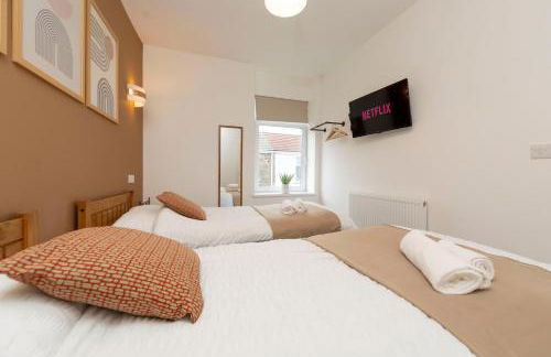 Sleeps 6. Free Wifi. Free Parking central location. - Photo 46