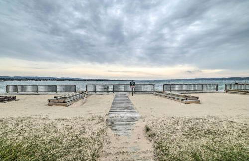 Updated Onekama Resort Condo on Portage Lake! - Foto 3