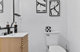 Spacious 4BR House Near Downtown, Perfect for Groups & Pets - Foto 4