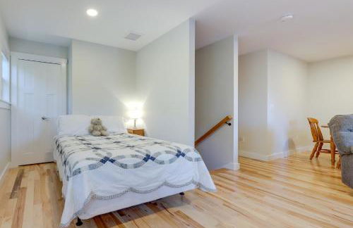 Sun-Dappled Retreat - Walk to Wickaboag Lake! - Foto 11