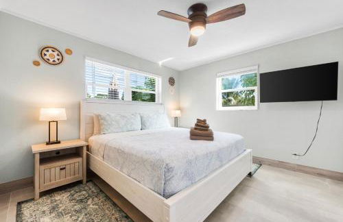 Boho Tiki Villa w Heated Saltwater Pool, King Beds & 6TVs - Photo 15