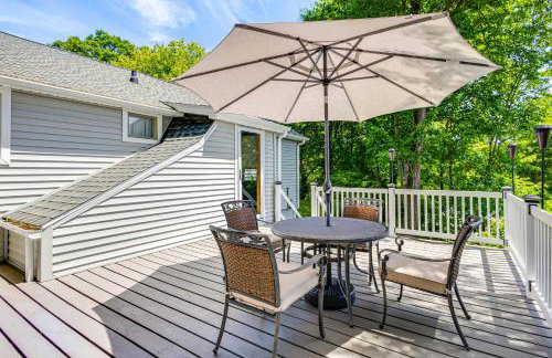 Modern Terryville Cottage with Deck and Lake View! - Foto 21
