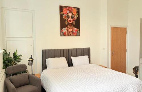 Stylish Studio flat 5, ensuite, kitchenette, Parking, Wifi,Smart TV,Contractors,NHS,Families welcome - Foto 1