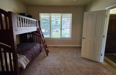 Spacious Eden Getaway w Hot Tub - Foto 16