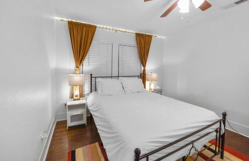 Casa Hosum - 7 mins Downtown Sleeps 9 King Bed Fenced Yard - Foto 16