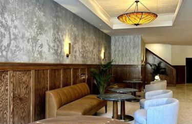 King Bed, Historic Hotel, Bangor, Room # 101 - Foto 11