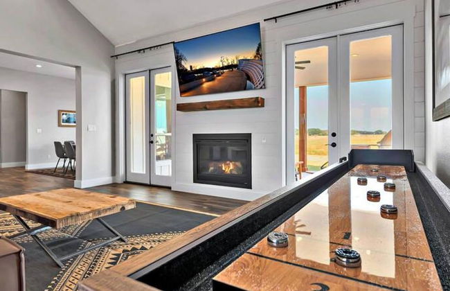 New Luxury Texas Farmhouse - Photo 39