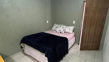 Casa inteira em terreno individual, pet friendly, vaga para 3 carros, wifi, home office - Foto 5