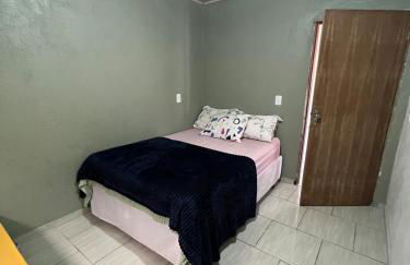 Casa inteira em terreno individual, pet friendly, vaga para 3 carros, wifi, home office - Foto 5