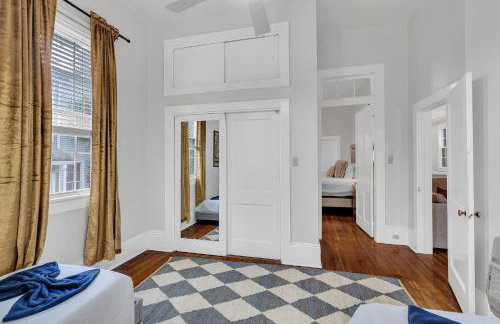 Bright Uptown home w gated parking - Foto 15