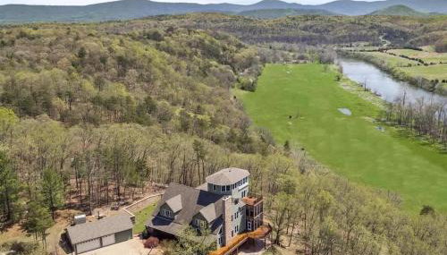 Riverbend Lodge Spacious Riverfront Home with Hot Tub Pool & Mountain view - Foto 3