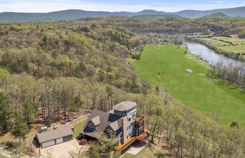 Riverbend Lodge Spacious Riverfront Home with Hot Tub Pool & Mountain view - Foto 3