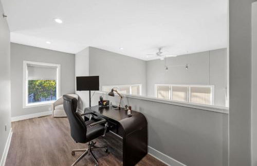 NEW Elegant Downtown Escape with Modern Comforts - Foto 18