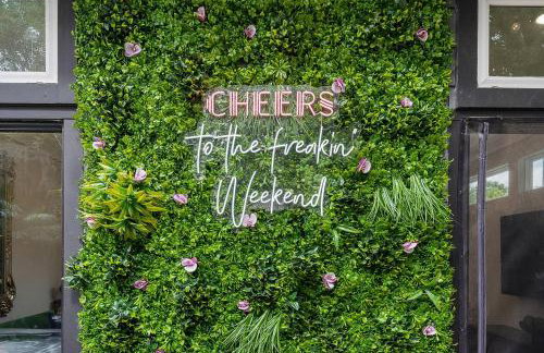 Black House - Downtown Elegance with HotTub and King Beds - Photo 24