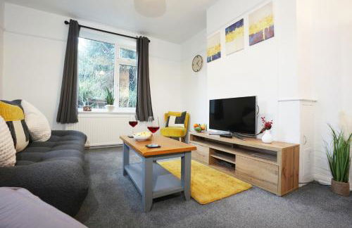 Highfield House by N and N Stays, Perfect for Contractor and Corporate Stays 2 Bed House with Free on street Parking - Photo 1