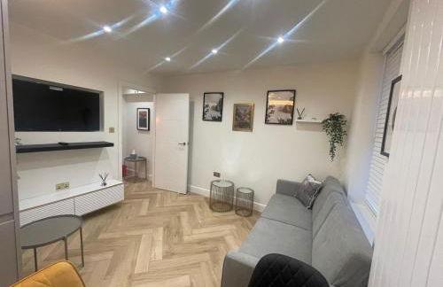 Apt - Sleeps 3 - Parking - Station Close - Balcony - Foto 2