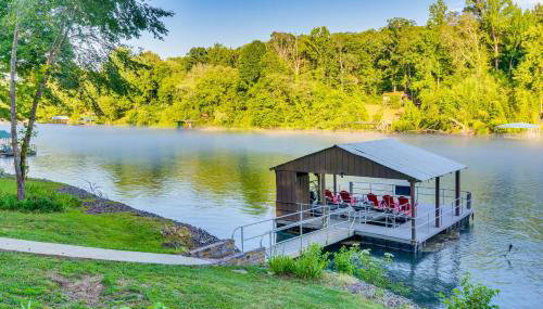 Family-Friendly Riverfront Manor on the Little Red - Foto 3