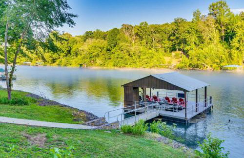 Family-Friendly Riverfront Manor on the Little Red - Foto 3