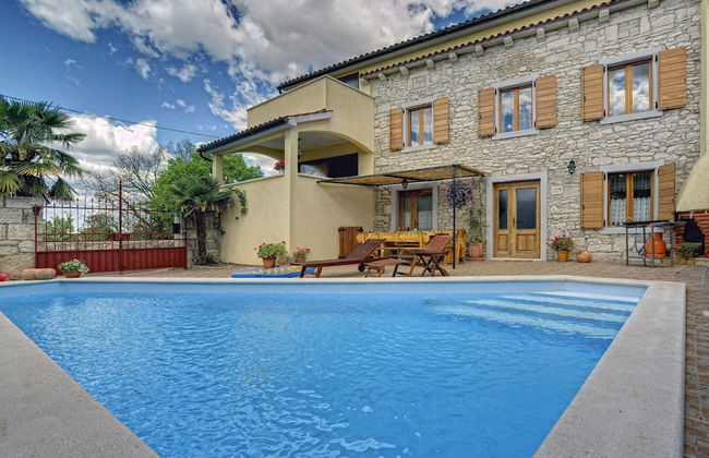 Well Maintained Holiday Home With Private Heated Pool Near the Beach - Foto 27