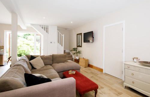 " Orchard Croft Lodge ", New Property, DOG FRIENDLY, Ideal for all Goodwood Events, 5 Minutes from Southend Barns, 9 Minutes From Sandy West Wittering Beach, 2 Bathrooms, Can Sleep 8 On Request, ' Starlink ' Wi-Fi & Sky Sports, Zip & Link Super-King beds - Foto 13