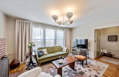 Refined and Roomy 1BD House with Laundry - Foto 6