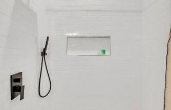 Fully Furnished Bungalow with Deck Near City Center - Foto 25