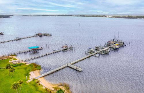 10 Mi to Navarre Beach! Waterfront Rental w/ Pool - Foto 35