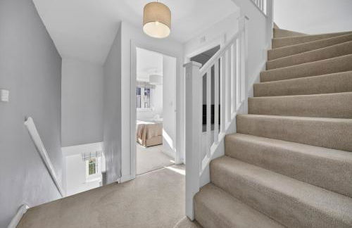 Spacious 4BR Newport Home - Ideal for Families & Groups - Foto 6