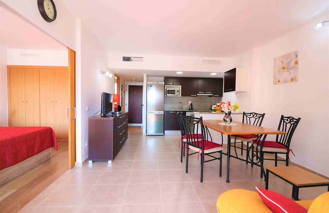 Pretty Apartment With Balcony - Photo 18