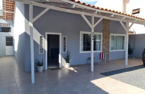 Casa ampla com 3 quartos com ar condicionado a 50mts da praia - Photo 1