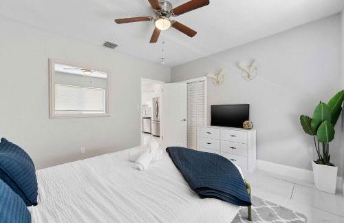 Modern 3 BR Villa Near Beach & FLL - Photo 11