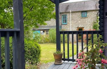 The Fabulous flower hut - Photo 10