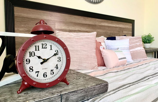 The Eastside Manor - Private Yard & Parking, Near Falls & Casino by Niagara Hospitality - Photo 4