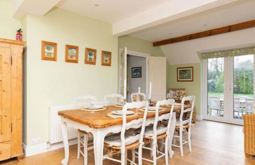 Spacious Coastal Family Home Sleeps 8 - Photo 10