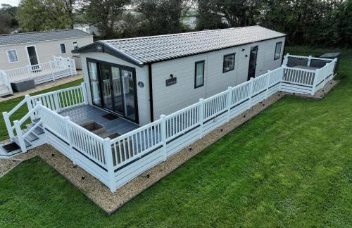 Hot Tub Lodge Cornwall - Meadow Lakes Holiday Park - Foto 1