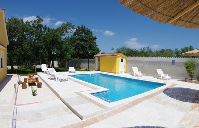 Detached House at Country Side, Fenced Private Garden Ideal for 2 Fam, Wifi - Photo 23