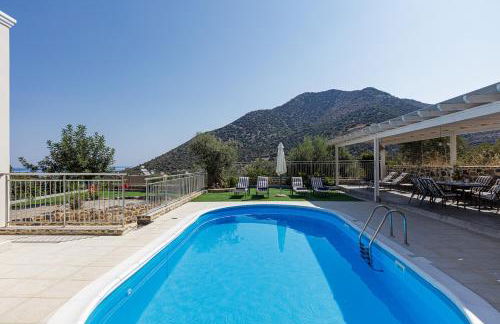 Family Villa Basilicata Gloria with Private Heated Pool, BBQ & Kid's Play Area - Foto 2