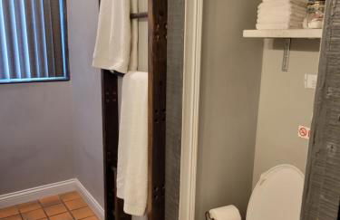 Modern style and comfort near UC - Photo 5