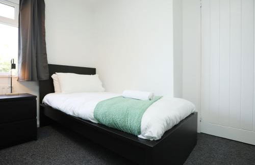 Homely ! Perfect for Contractors and Guests with Private off street parking - Foto 38