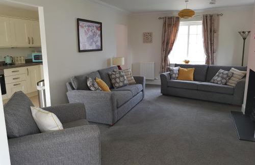 Olavat Cottage detached property with parking - Photo 8