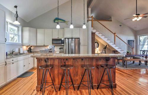 Lakefront Retreat with Game Room and Private Dock! - Foto 11